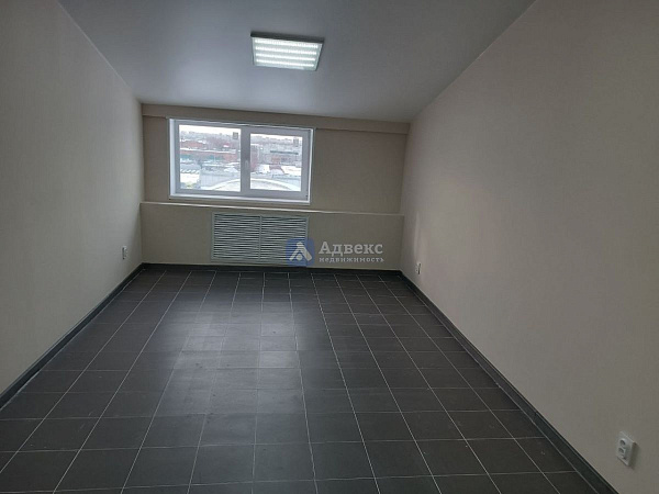 Аренда  помещения  19 квадратных метров.   Помещение расположено на 5-м этаже. На этаже имеются современные места общего пользования, включая санитарные узлы и зону ожидания с кофемашиной.  Вход в помещение осуществляется круглосуточно. Большое  количеств