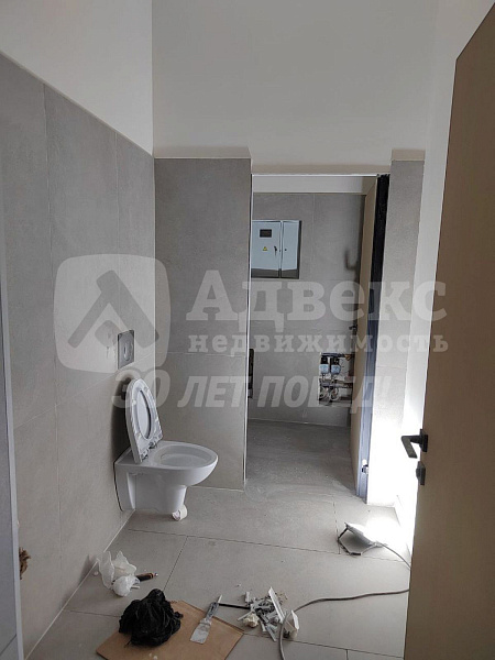 Прекрасный офис на 1 этаже 9-этажного дома ждет своих арендаторов! Общая площадь составляет 92.00 кв.м., что делает этот офис идеальным для различных видов бизнеса. В настоящее время в нем выполнен свежий современный ремонт, который создает уютную и функц