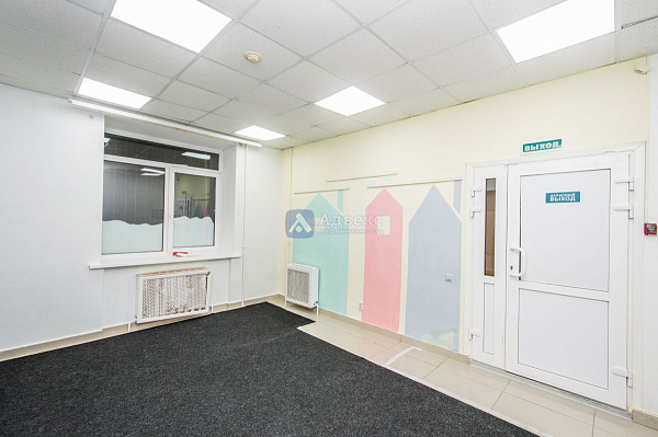 Хорошее месторасположение объекта в Южном мик-не города. . Отдельный вход с улицы  и выход во двор  . Планировка охватывает большой выбор коммерческой деятельности.  Помещение состоит из 4х основных помещений 66, 36,40,17м2  Просторный зал, большой игрово