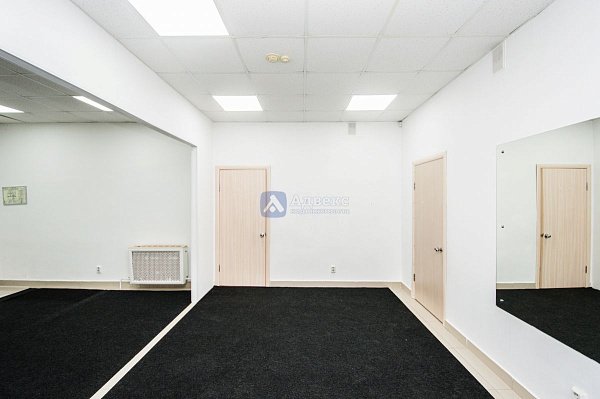 Хорошее месторасположение объекта в Южном мик-не города. . Отдельный вход с улицы  и выход во двор  . Планировка охватывает большой выбор коммерческой деятельности.  Помещение состоит из 4х основных помещений 66, 36,40,17м2  Просторный зал, большой игрово