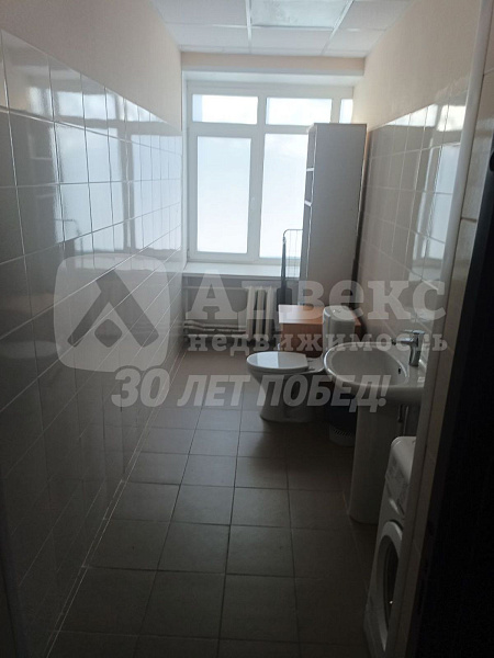 Предлагается в аренду нежилое помещение площадью 19 кв. м, расположенное на 1 этаже административного здания. Объект идеально подходит для размещения офиса, малого бизнеса, сервисного центра, мастерской или других видов деятельности, не требующих производ