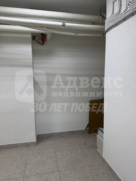 Выгодное расположение на первом этаже — лёгкий доступ для сотрудников и клиентов, высокая визуальная заметность с улицы, удобная логистика.
Просторная площадь (92 м²) — достаточно места для зонирования: рабочие места, переговорные комнаты, зоны отдыха и д