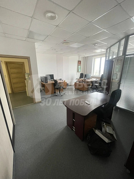 Номер объекта: 572356. Предлагается в аренду офисное помещение площадью 73.18 кв.м. на 3 этаже 6 этажного дома. Помещение состоит из 2 комнат и имеет стандартный ремонт.

Это идеальное место для размещения вашего бизнеса. Офис находится в центре города, в