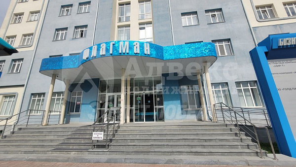 Сдается офис в бизнес-центре Флагман по улице Харьковской. Рядом расположены ЖК Сердце Сибири, ЖК Новин.
Современное, ухоженное здание с деловой атмосферой. Лифт. Столовая.
В здании и в офисе сделан хороший ремонт. Санузел на этаже.

В стоимость включены: