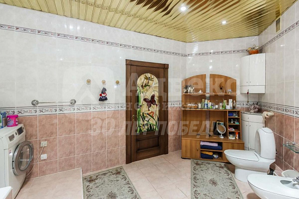 Квартира 4-комн., 242.6 м²