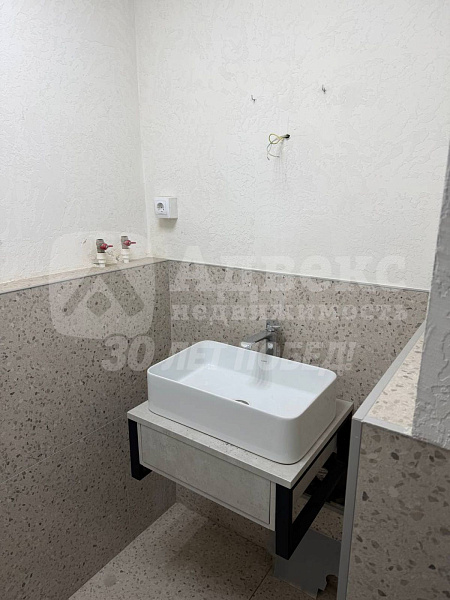 Выгодное расположение на первом этаже — лёгкий доступ для сотрудников и клиентов, высокая визуальная заметность с улицы, удобная логистика.
Просторная площадь (92 м²) — достаточно места для зонирования: рабочие места, переговорные комнаты, зоны отдыха и д