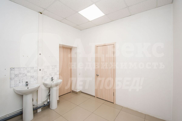 Хорошее месторасположение объекта в Южном мик-не города. . Отдельный вход с улицы  и выход во двор  . Планировка охватывает большой выбор коммерческой деятельности.  Помещение состоит из 4х основных помещений 66, 36,40,17м2  Просторный зал, большой игрово