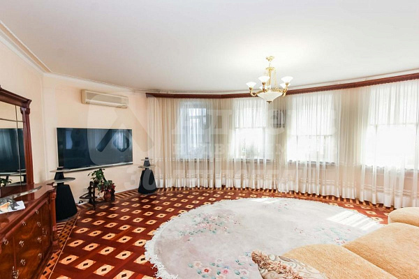 Квартира 4-комн., 242.6 м²