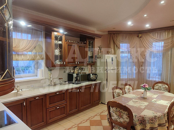 Коттедж 240 м²