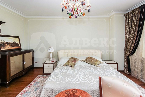 Квартира 4-комн., 242.6 м²