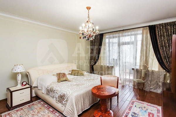 Квартира 4-комн., 242.6 м²