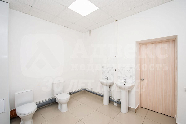 Хорошее месторасположение объекта в Южном мик-не города. . Отдельный вход с улицы  и выход во двор  . Планировка охватывает большой выбор коммерческой деятельности.  Помещение состоит из 4х основных помещений 66, 36,40,17м2  Просторный зал, большой игрово