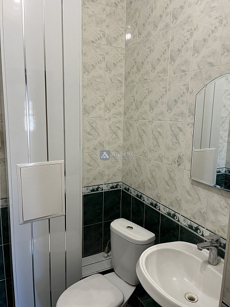 Помещение свободного назначения на первом этаже жилого дома в аренду! Площадь 27.40 кв. м., идеально подойдет для офиса, ногтевого сервиса, массажного салона, магазина, мини - пекарни  или любого другого коммерческого предприятия. В данный момент выполнен