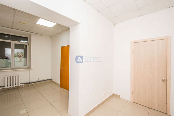 Хорошее месторасположение объекта в Южном мик-не города. . Отдельный вход с улицы  и выход во двор  . Планировка охватывает большой выбор коммерческой деятельности.  Помещение состоит из 4х основных помещений 66, 36,40,17м2  Просторный зал, большой игрово