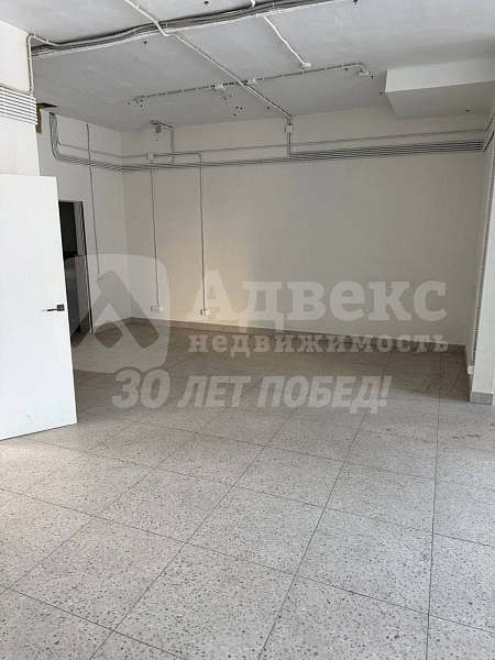 Выгодное расположение на первом этаже — лёгкий доступ для сотрудников и клиентов, высокая визуальная заметность с улицы, удобная логистика.
Просторная площадь (92 м²) — достаточно места для зонирования: рабочие места, переговорные комнаты, зоны отдыха и д