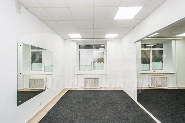 Хорошее месторасположение объекта в Южном мик-не города. . Отдельный вход с улицы  и выход во двор  . Планировка охватывает большой выбор коммерческой деятельности.  Помещение состоит из 4х основных помещений 66, 36,40,17м2  Просторный зал, большой игрово