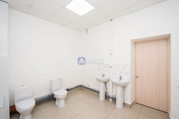 Хорошее месторасположение объекта в Южном мик-не города. . Отдельный вход с улицы  и выход во двор  . Планировка охватывает большой выбор коммерческой деятельности.  Помещение состоит из 4х основных помещений 66, 36,40,17м2  Просторный зал, большой игрово