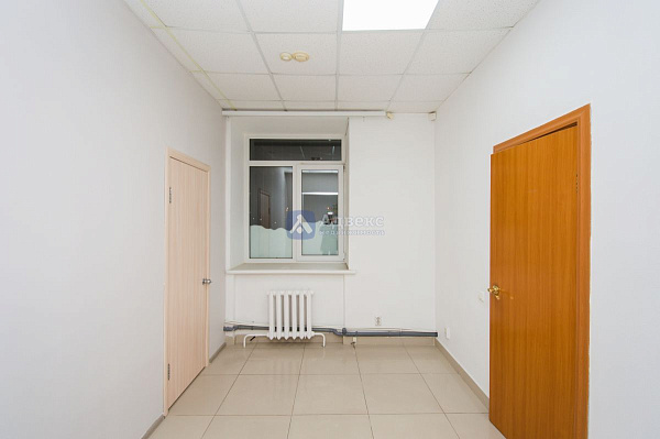 Хорошее месторасположение объекта в Южном мик-не города. . Отдельный вход с улицы  и выход во двор  . Планировка охватывает большой выбор коммерческой деятельности.  Помещение состоит из 4х основных помещений 66, 36,40,17м2  Просторный зал, большой игрово