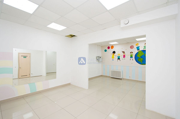 Хорошее месторасположение объекта в Южном мик-не города. . Отдельный вход с улицы  и выход во двор  . Планировка охватывает большой выбор коммерческой деятельности.  Помещение состоит из 4х основных помещений 66, 36,40,17м2  Просторный зал, большой игрово