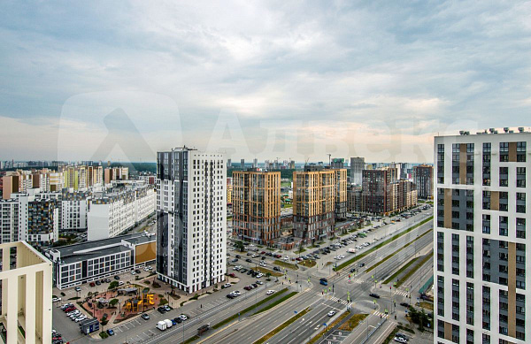 Прекрасный офис на 1 этаже 9-этажного дома ждет своих арендаторов! Общая площадь составляет 92.00 кв.м., что делает этот офис идеальным для различных видов бизнеса. В настоящее время в нем выполнен свежий современный ремонт, который создает уютную и функц