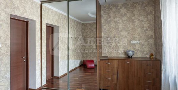 Квартира 5-комн., 225.4 м²