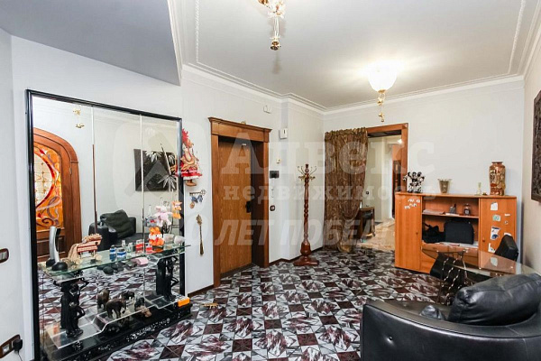 Квартира 4-комн., 242.6 м²