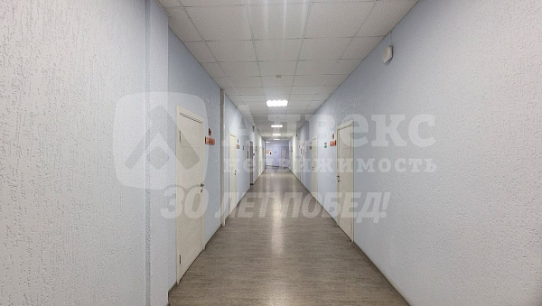 Сдается в аренду офис 22 кв.м в бизнес-центре.
Здание расположено на 1-й линии улицы Республики. 
Высокий пешеходный и автомобильный трафик. Остановки транспорта.
Коммунальные услуги включены в стоимость. Охрана, ресепшн.
Парковка рядом. Также имеется охр