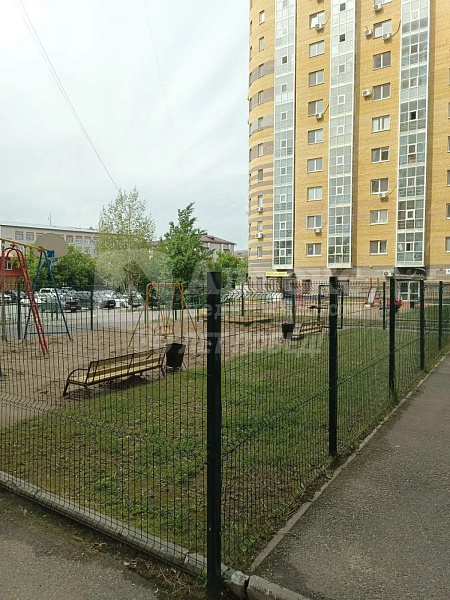 Пять комнат, 201 квадратный метр, отдельный вход с улицы на первом этаже — ваш бизнес обретает весомый статус с первой секунды. Это не просто офис, это готовый инструмент для роста, который не требует поиска проходной и лишних согласований. Вам доступно а