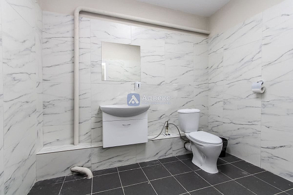 Аренда  помещения  19 квадратных метров.   Помещение расположено на 5-м этаже. На этаже имеются современные места общего пользования, включая санитарные узлы и зону ожидания с кофемашиной.  Вход в помещение осуществляется круглосуточно. Большое  количеств