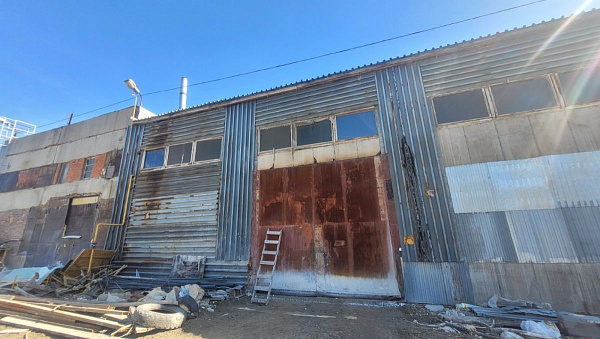 Сдам в арендупроизводственно-складское помещение 200 кв.м.
Помещение тёплое. Кран-балка имеется.
Расположено в районе ММС. 
Вода, электричество, отопление газовое.
Возможно увеличение выделенной мощности.
Санузел в соседнем здании.
Также имеется возможнос
