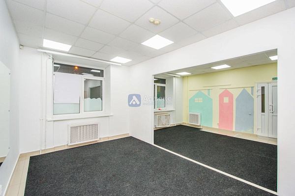 Хорошее месторасположение объекта в Южном мик-не города. . Отдельный вход с улицы  и выход во двор  . Планировка охватывает большой выбор коммерческой деятельности.  Помещение состоит из 4х основных помещений 66, 36,40,17м2  Просторный зал, большой игрово