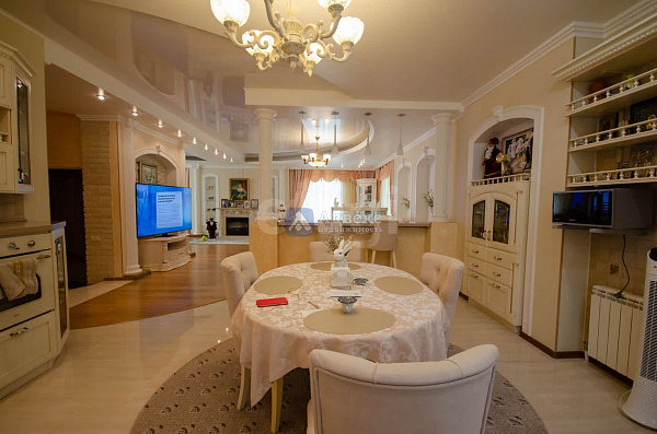 Коттедж 300 м²