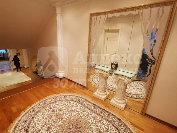Квартира 4-комн., 233 м²