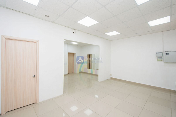 Хорошее месторасположение объекта в Южном мик-не города. . Отдельный вход с улицы  и выход во двор  . Планировка охватывает большой выбор коммерческой деятельности.  Помещение состоит из 4х основных помещений 66, 36,40,17м2  Просторный зал, большой игрово