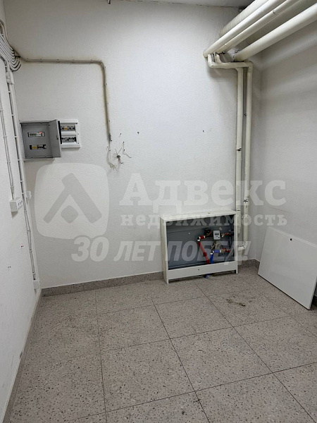 Выгодное расположение на первом этаже — лёгкий доступ для сотрудников и клиентов, высокая визуальная заметность с улицы, удобная логистика.
Просторная площадь (92 м²) — достаточно места для зонирования: рабочие места, переговорные комнаты, зоны отдыха и д