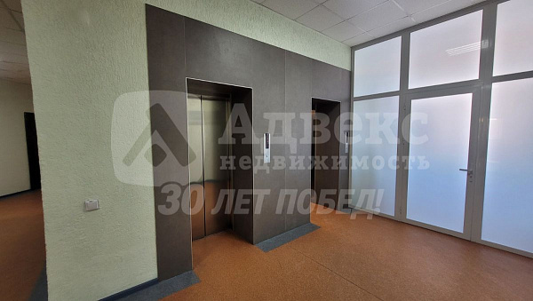 Сдается в аренду офис 22 кв.м в бизнес-центре.
Здание расположено на 1-й линии улицы Республики. 
Высокий пешеходный и автомобильный трафик. Остановки транспорта.
Коммунальные услуги включены в стоимость. Охрана, ресепшн.
Парковка рядом. Также имеется охр