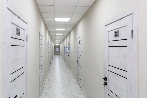 Аренда  помещения  19 квадратных метров.   Помещение расположено на 5-м этаже. На этаже имеются современные места общего пользования, включая санитарные узлы и зону ожидания с кофемашиной.  Вход в помещение осуществляется круглосуточно. Большое  количеств