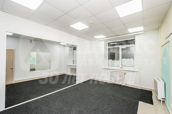 Хорошее месторасположение объекта в Южном мик-не города. . Отдельный вход с улицы  и выход во двор  . Планировка охватывает большой выбор коммерческой деятельности.  Помещение состоит из 4х основных помещений 66, 36,40,17м2  Просторный зал, большой игрово