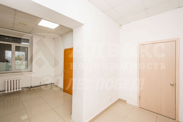 Хорошее месторасположение объекта в Южном мик-не города. . Отдельный вход с улицы  и выход во двор  . Планировка охватывает большой выбор коммерческой деятельности.  Помещение состоит из 4х основных помещений 66, 36,40,17м2  Просторный зал, большой игрово