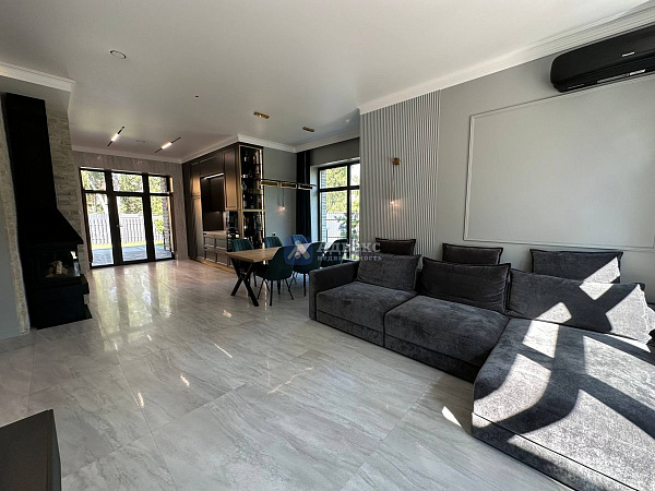 Коттедж 196 м²