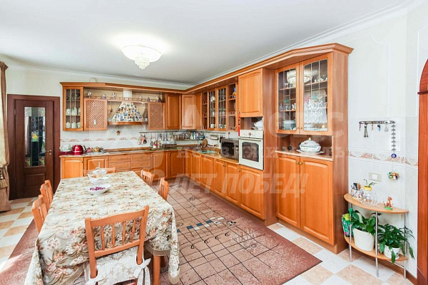Квартира 4-комн., 242.6 м²