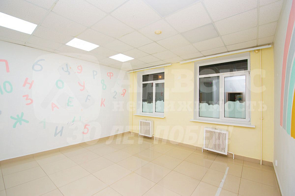 Хорошее месторасположение объекта в Южном мик-не города. . Отдельный вход с улицы  и выход во двор  . Планировка охватывает большой выбор коммерческой деятельности.  Помещение состоит из 4х основных помещений 66, 36,40,17м2  Просторный зал, большой игрово