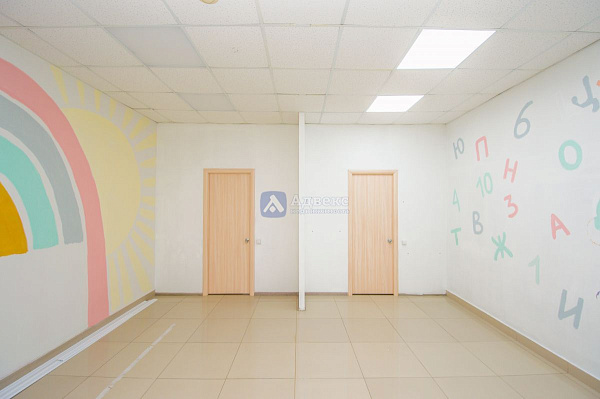 Хорошее месторасположение объекта в Южном мик-не города. . Отдельный вход с улицы  и выход во двор  . Планировка охватывает большой выбор коммерческой деятельности.  Помещение состоит из 4х основных помещений 66, 36,40,17м2  Просторный зал, большой игрово