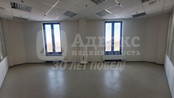 Сдаются в аренду офисные площади в бизнес-центре. Офис занимает полностью этаж.
Имеется возможность кабинетной нарезки. Окна по всему периметру здания, очень светло, потолки 2,9 метра. На этаже свой блок санузлов. 4 лифта. В здании работает кафе-столовая.