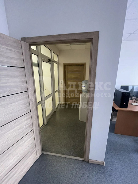 Номер объекта: 572356. Предлагается в аренду офисное помещение площадью 73.18 кв.м. на 3 этаже 6 этажного дома. Помещение состоит из 2 комнат и имеет стандартный ремонт.

Это идеальное место для размещения вашего бизнеса. Офис находится в центре города, в