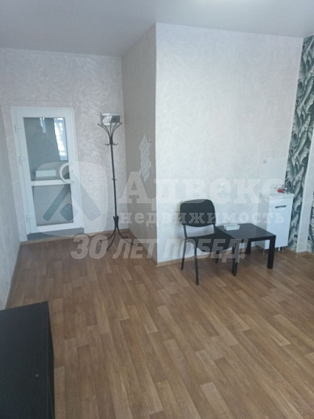 Предлагается в аренду нежилое помещение площадью 19 кв. м, расположенное на 1 этаже административного здания. Объект идеально подходит для размещения офиса, малого бизнеса, сервисного центра, мастерской или других видов деятельности, не требующих производ