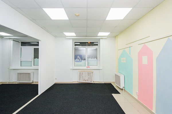 Хорошее месторасположение объекта в Южном мик-не города. . Отдельный вход с улицы  и выход во двор  . Планировка охватывает большой выбор коммерческой деятельности.  Помещение состоит из 4х основных помещений 66, 36,40,17м2  Просторный зал, большой игрово