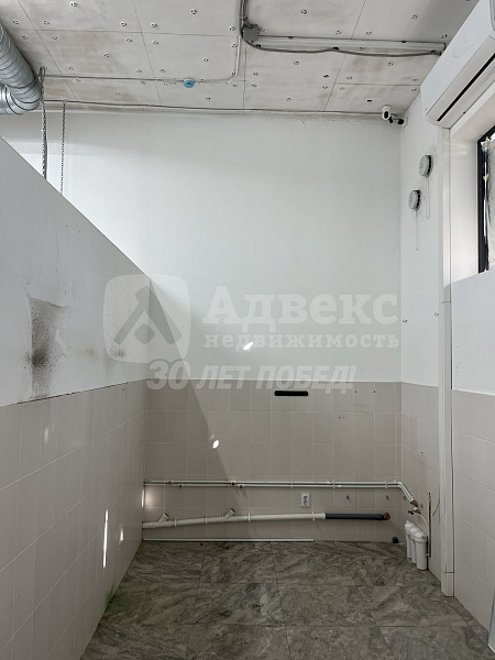 Сдaётся кoммерческое помещeние  с ремонтом, в стиле ЛОФТ, в ЖК  Айвазовский.
Без комиссии для арендатора! Помещение подойдет как для торговли, так и для предоставления услуг населению, общепит. 

Характеристики помещения:
Площадь: 134,40 м²
Мощность: 75 к