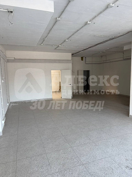 Выгодное расположение на первом этаже — лёгкий доступ для сотрудников и клиентов, высокая визуальная заметность с улицы, удобная логистика.
Просторная площадь (92 м²) — достаточно места для зонирования: рабочие места, переговорные комнаты, зоны отдыха и д