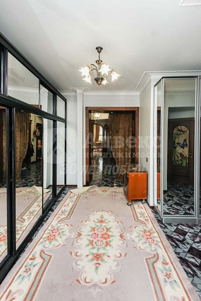 Квартира 4-комн., 242.6 м²
